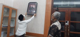 Momen Haru Wakil Ketua DPRD Gresik Dokter Alif Saat Kemasi Ruangan dan Copot Pigura Foto Dirinya dan Istri