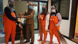 Aktifis Lingkungan Berpakaian Orange Ingatkan Bupati Gresik Kendalikan Sampah Plastik