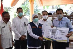 Gubernur Serahkan Ventilator ke Rumah Sakit Rujukan Covid-19 di Sidoarjo