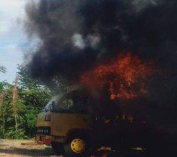 Truk Bermuatan Kayu Terbakar di Tol Waru-Sidoarjo