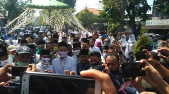Datangi Kantor KPUD Gresik Pak Qosim dan Dokter Alif Disambut Masyarakat Yang Bentangkan Spanduk Sepanjang 500 Meter