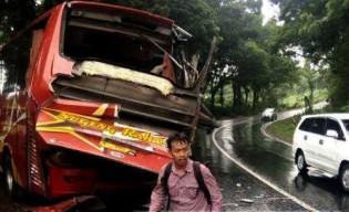 Sopir Ngantuk, Sumber Rahayu Hantam Pohon di Hutan Mantingan Ngawi