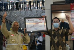 Jadi Fashion Jember Diberi Sertifikat Toko Tangguh oleh Bupati Faida