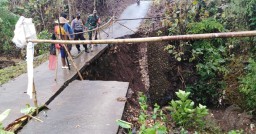 Jembatan di Blitar Ambruk Usai Diguyur Hujan Deras