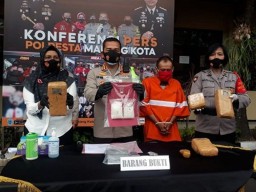 Duduk Manis di Warkop, Ternyata Kurir SS dan Ganja 3,5 Kilogram
