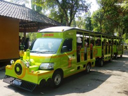 Sopir Odong-odong Dibantu Emak-emak Nyaris Baku Hantam Dengan Sopir MPU