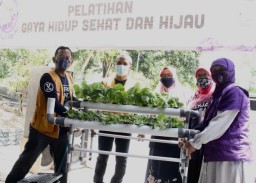 Emak-emak di Sidoarjo Kepincut Belajar Cocok Tanaman Hidroponik