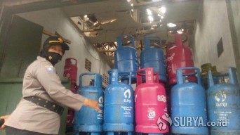 Ceroboh Cek LPG Ngowos sambil Merokok Akibatnya Meledak