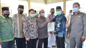 Wabup Moch Qosim Serahkan 90 Sertifikat Wakaf Masjid Musala Pesantren