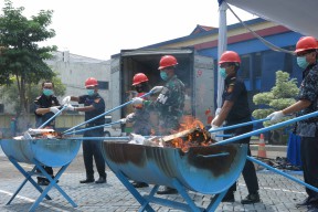 Ratusan Mainan Seks Tak Bertuan Dibakar, Ini Alasannya
