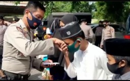 Jumat Barokah, Kasat Sabara  Polres Pasuruan Terjun Langsung Santuni Anak Yatim