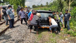 Dihajar KA Sri Tanjung, Penumpang Mobil Ayla Ini Sehat Walafiat