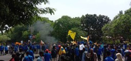Mahasiswa Bangkalan Blokade Jalan dan Bakar Ban Bekas
