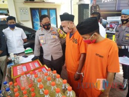 Warga Kaliwungu Tulungagung Diciduk saat Duduk Santai di Teras Rumah