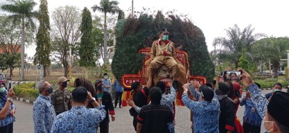 Lima Tahun Berturut-turut Raih Opini WTP, Bupati Sambari Diarak Naik Reog