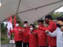 Cari Suara, Relawan Eri Cahyadi dan Pengurus PDIP Door to Door ke Warga
