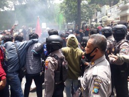 Demo Tolak Omnibuslaw di Gresik Ricuh, DPR Ayo Keluar…