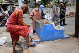 Antisipasi Musim Hujan, Pemkot Surabaya Keruk Saluran Pakis dan Perbaiki Plengsengannya