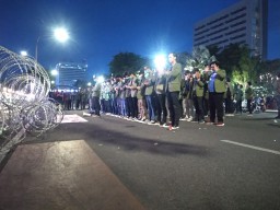Berlangsung Hingga Malam, Massa Tolak Omnibus Law Shalat Gaib