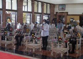 Risma Ajak Warganya Untuk Jaga Surabaya Dalam Aksi Demonstrasi