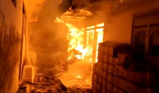 Ditinggal Salat, Empat Rumah Petak di Jatipurwo Surabaya Ludes Terbakar