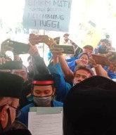 Demonstrasi ke Kantor Dewan, Mahasiswa Bangkalan Soroti Lemahnya Penegakkan Perda Parkir hingga Penataan Toko Modern