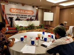 Suhu Di Atas 37 Derajat, Pemilih Pilbup Gresik Masuk Bilik Coblosan Khusus, Seperti Apa Bentuknya