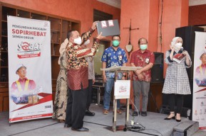 Sopir Ekspedisi Semen Dihadiahi Umroh oleh Semen Indonesia Group