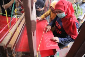 Di Kediri, Khofifah Minta Anak Muda Teruskan Tradisi Tenun Ikat