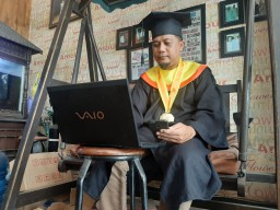Strategi Atur Waktu Antara Kerja di Rumah Sakit dan Belajar Online Tajuddin Lulus Pasca Sarjana