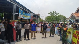 Jual Tanah Kas Desa Sepihak, Warga Meluruk Balai Desa Petisbenem, Duduksampeyan, Gresik