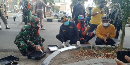 Pj Bupati Sidoarjo Hudiyono Jongkok di Tepi Trotoar, Ternyata Ini Yang Dilakukan