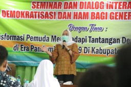 Bu Anna Ngomong Masalah HAM dan Demokrasi Depan Siswa SMA