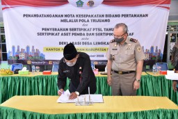 Pj Bupati Sidoarjo Bagi-bagi Sertifikat Tanah, Ada 30 Persen yang Belum Tersertifikasi