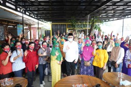 Emak - emak Krian Antusias Dukung Paslon Nomor 3 Kelana Aprilianto dan Dwi Astutik