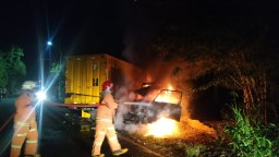 Pick Up dan Mobil Box Adu Kepala di Dander Bojonegoro hingga Tebakar