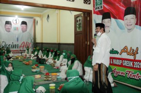 Pak Qosim Ajak Warga Gresik Perbanyak Baca Shalawat