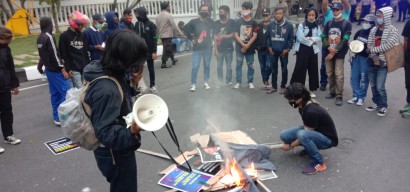 Aliansi Bojonegoro Menggugat Bakar Foto Petinggi di Jl Imam Bonjol Karena Ini