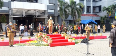 Peringati Sejumlah Hari Besar, ASN Berebut Buah-buahan di Halaman Kantor Bupati Gresik
