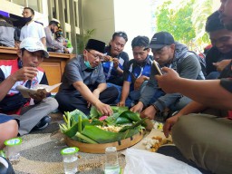 Tolak Omnibus Law, Buruh Pasuruan Tumpengan Bareng DPRD