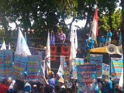 Dianggap Menyengsarakan, Buruh Gresik Minta UU Omnibuslaw Dicabut