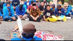 Disambut Polwan dengan Sholawat, Demo Tolak Omnibus Law Pasuruan Adem Ayem