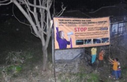 Sebabkan Bau Busuk, Saluran Pembuangan Limbah Pabrik Ditutup Warga Beji Pasuruan