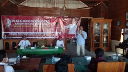 Pandemi Covid-19, Anggota DPRD Bojonegoro Ini Reses Sambil Bagikan Sembako Untuk Janda