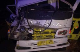 Sopir Ngantuk, Tronton Seruduk Dam Truk Parkir di Parengan Tuban