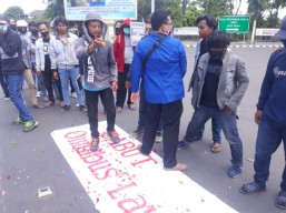 Demo Tolak Omnibus Law Masih Berlanjut, di Gresik Demonstran Tabur Bunga