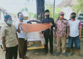 Iuran Beli Bendera Merah Putih Untuk Jalan Raya, Lima Tukang Becak Dapat Hadiah dari Ketua DPRD Pasuruan