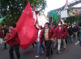 Demonstrasi Tolak Omnibus Law di Surabaya Diduga Ada Penyusup, 182 Orang Diamankan Karena Bawa Molotov dan Miras