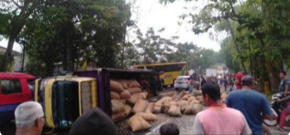 Bus Rajawali Indah Gagal Ngeblong, Truk Tangki dan Truk Muatan Kacang Jadi Korbannya