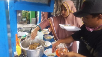 Usaha Bakso Ayah Gulung Tikar, Mahasiswi Yogyakarta Ini Bantu Jualan Mie Ayam di Gresik